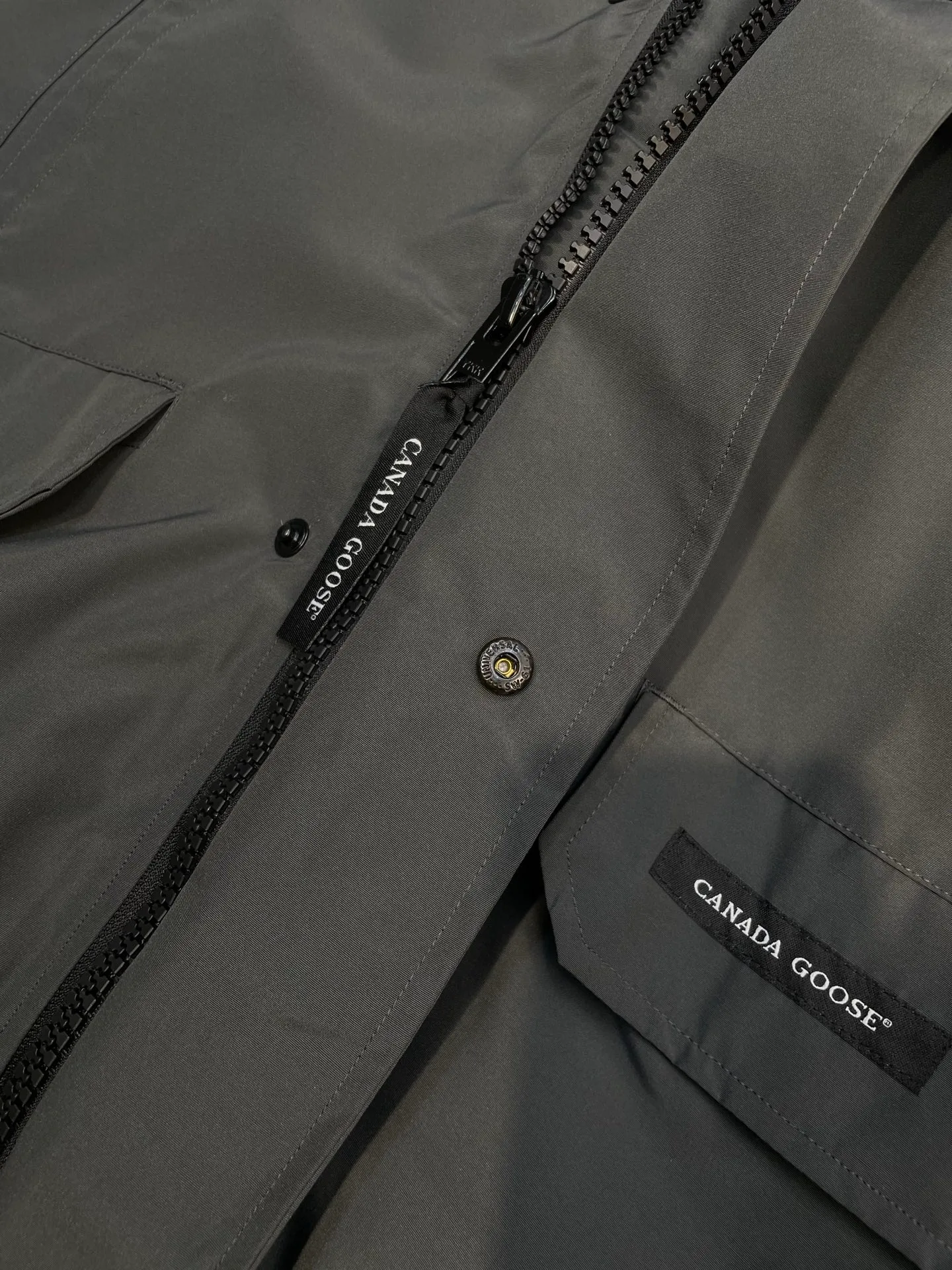 P780 high-end version Canada Goose Canada Goose #Chilliwack 7999M bomber jacket short down jacket/01 model #Men and Women Same Style# ➖ Genuine synchronous anti-counterfeiting chip sensor! ➖ Imported 21S polyester-cotton blended original fabric [last year’s 16S/18S hard fabrics have been completely eliminated, this year all use 21S genuine synchronous fabrics, the soft mid-strap feels delicate and textured], genuine synchronous Feather-Light 10D waterproof coating fabric, made of 84.5 polyester fiber and 15.5 cotton, 100% the best feel in the entire network! ➖ The genuine official website is synchronized with the national standard 80 white duck down, you can check the official website customer service, there will never be a series of misleading claims such as 90 down or goose down! ➖ Using the best nylon lining with double double-layer sealing design, velvet-proof No. 7 needle + grid-filled down ready-made garments, there is 100% no so-called velvet running! ➖ The cuffs are designed with thickened seamless threads, and the collar and pockets are lined with top-quality polar fleece to keep you warm and comfortable! ➖ Yoshida YKK provides original custom-made electroplated sliders. YKK two-way lockable zippers are tight and smooth and will not peel off paint! ➖ 3M composite guarantees that the Velcro is the same as the original, durable, and all accessories and hardware are custom-made! ➖ Imported BEHRINGER embroidery machine to customize the 10,000-needle embroidery logo, 98% of which can be reproduced to restore the original logo. You can check and compare on the official website! ➖ The fur collars are all made of large pieces of Western Canadian blue wolf hide, ensuring that each fur collar is 13-15cm wide!   Size:XS-XXL